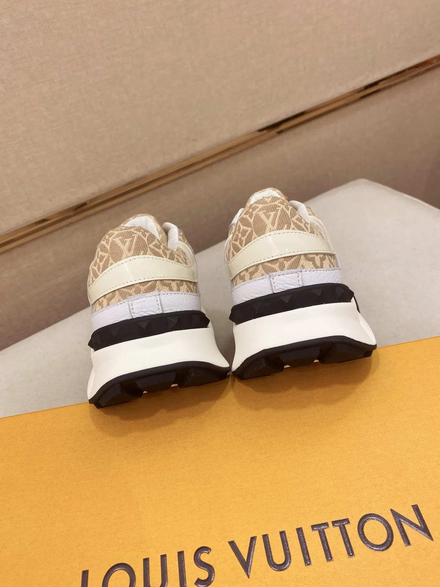 Men's shoes💰 462💰louis vuitton (Louis Vuitton/lv)🔍🔍The new counters are on sale at the same time. The uppers are imported from Italy. ️Re-engraved🇮🇹💪💪, ⚠Sole: The original sole is specially provided by the original factory, the exclusive movable molded sole is super comfortable, ⚠Original factory follow-up goods, 🔍🔍high quality, you can go in and out of the counter at will, welcome to compare⚠. Code number: 38-44 (45/46 customized, non-refundable)